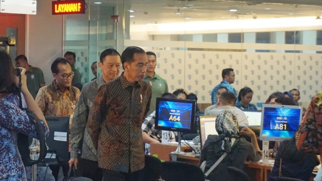Presiden Jokowi (ketiga kiri ) tinjau layanan OSS di Kantor BKPM. Foto:  Yudhistira Amran Saleh/kumparan