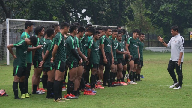 Pemain Timnas U-22 melakukan sesi latihan dalam rangka persiapan jelang Piala AFF U-22 mendatang di lapangan ABC, Senayan, Jakarta, Senin (14/1).  Foto: Fanny Kusumawardhani/kumparan