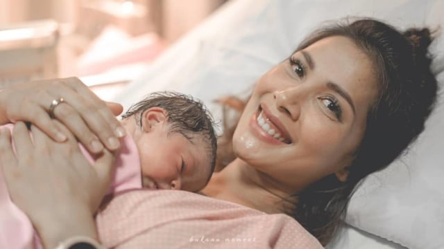 Nadia Mulya melahirkan anak keempat. (Foto: Bukaan Moment via Instagram @nadiamulya)