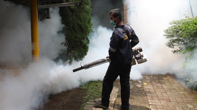 Petugas dari Puskesmas Lebak Bulus melakukan pengasapan (fogging) di lingkungan perumahan warga. (Foto: ANTARA FOTO/Reno Esnir)