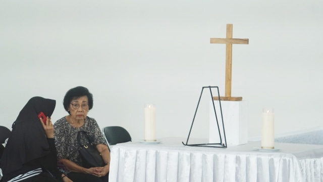 Suasana Rumah Duka Alm Robby Tumewu di RD. Oasis Lestari, Tangerang (14/1). (Foto: Iqbal Firdaus/kumparan )
