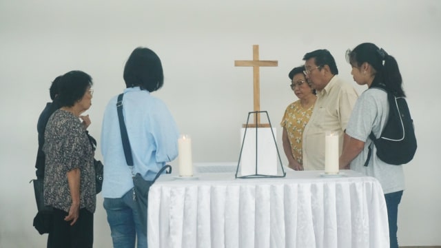 Suasana Rumah Duka Alm Robby Tumewu di RD. Oasis Lestari, Tangerang (14/1). (Foto: Iqbal Firdaus/kumparan )