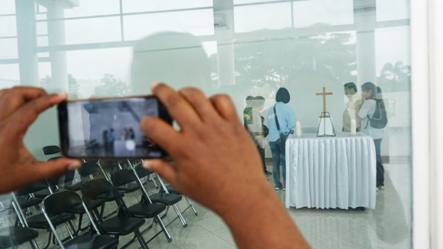 Suasana Rumah Duka Alm Robby Tumewu di RD. Oasis Lestari, Tangerang (14/1). (Foto: Iqbal Firdaus/kumparan )