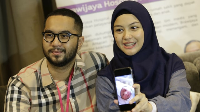 Artis Revalina Temat (kanan) bersama suaminya Rendy Aditya saat hadir di konferensi pers kelahiran anak kedua di RS Brawijaya, Jakarta, Senin (14/01). (Foto: Ronny/kumparan)