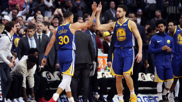 Stephen Curry dan Klay Thompson di laga Dallas Mavericks vs Golden State Warriors. (Foto: Kevin Jairaj-USA TODAY Sports)