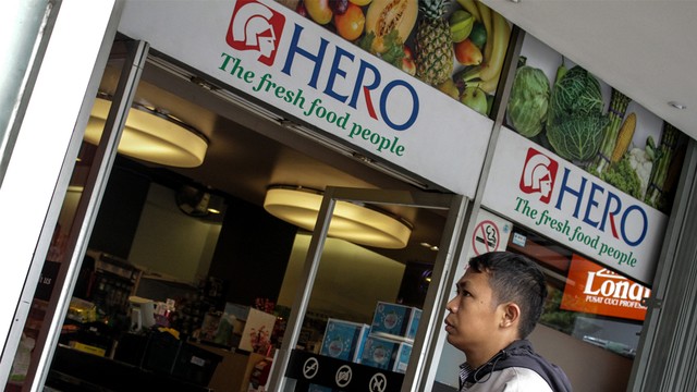 Warga memasuki gerai Hero yang masih buka di kawasan Gondangdia, Jakarta. Foto: ANTARA FOTO/Putra Haryo Kurniawan