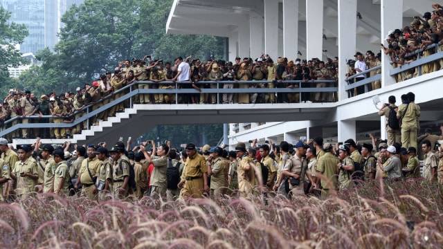 Suasana pertemuan Presiden Joko Widodo dengan ribuan perangkat desa yang tergabung dalam Persatuan Perangkat Desa Indonesia di Istora Senayan, Jakarta, Senin (14/1/2019).  (Foto: ANTARA FOTO/Wahyu Putro A)