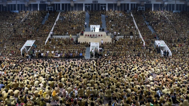 Suasana pertemuan Presiden Joko Widodo dengan ribuan perangkat desa yang tergabung dalam Persatuan Perangkat Desa Indonesia di Istora Senayan, Jakarta, Senin (14/1/2019).  (Foto: ANTARA FOTO/Wahyu Putro A)