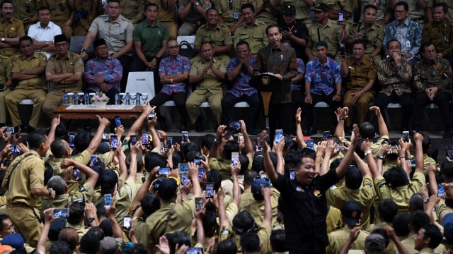 Presiden Joko Widodo memberikan sambutan ketika bertemu ribuan perangkat desa yang tergabung dalam Persatuan Perangkat Desa Indonesia di Istora Senayan, Jakarta, Senin (14/1/2019).  (Foto: ANTARA FOTO/Wahyu Putro A)
