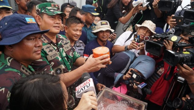 Panglima Koarmada I, Laksamana Muda TNI Yudo Margono menunjukkan Cockpit Voice Recorder (CVR) Lion Air JT-610 yang ditemukan di perairan Ujung Karawang, Bekasi, Senin (14/1). (Foto: Nugroho Sejati/kumparan)