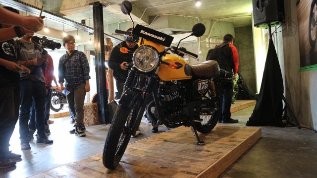 Kawasaki W175 Cafe (Foto: Ghulam Nayazri/kumparanOTO)
