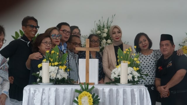 Para Sahabat Robby Tumewu dan Artis Senior berkunjung di Rumah Duka Oasis Lestari, Tangerang, Senin (14/1). (Foto: Iqbal Firdaus/kumparan)