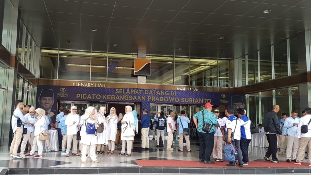Suasana di depan JCC jelang Pidato Kebangsaan Prabowo Subianto. (Foto: Efira Tamara Thenu/kumparan)