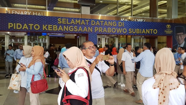 Suasana di depan JCC jelang Pidato Kebangsaan Prabowo Subianto. (Foto: Efira Tamara Thenu/kumparan)