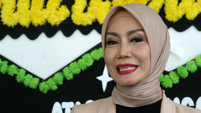 Okky Asokawati saat berkunjung di Rumah Duka Alm. Robby Tumewu Oasis Lestari, Tangerang, Senin (14/1). (Foto: Iqbal Firdaus/kumparan)