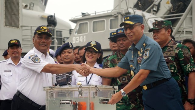 Penyerahan CVR Lion Air dari TNI-AL kepada KNKT di JICT Tanjung Priok, Jakarta, Senin (14/1/2019). (Foto: Nugroho Sejati/kumparan)