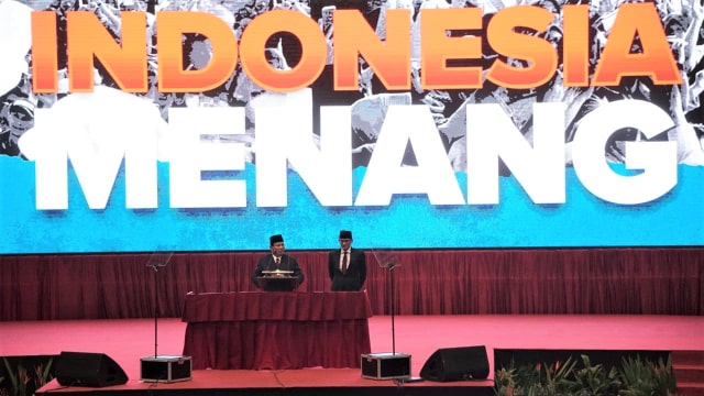 Prabowo Subianto (kiri) dan Sandiaga Uno (kanan) saat berada di JCC, Senayan, Jakarta, pada Senin (14/1/2019). (Foto: Jamal Ramadhan/kumparan)