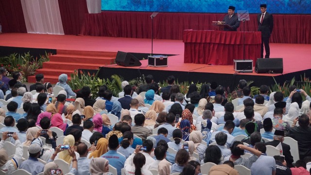 Prabowo Subianto (kiri) dan Sandiaga Uno (kanan) saat berada di JCC dalam acara pidato kebangsaan Prabowo, Senayan, Jakarta, pada Senin (14/1). (Foto: Jamal Ramadhan/kumparan)