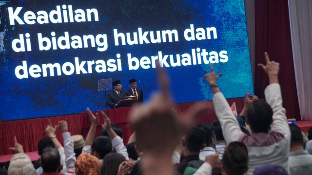 Prabowo Subianto (kiri) dan Sandiaga Uno (kanan) saat berada di JCC dalam acara pidato kebangsaan Prabowo, Senayan, Jakarta, pada Senin (14/1). (Foto: Jamal Ramadhan/kumparan )