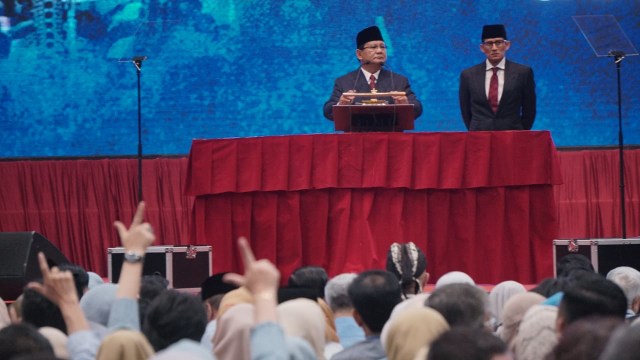Prabowo Subianto (kiri) dan Sandiaga Uno (kanan) saat berada di JCC dalam acara pidato kebangsaan Prabowo, Senayan, Jakarta, pada Senin (14/1). (Foto: Jamal Ramadhan/kumparan )