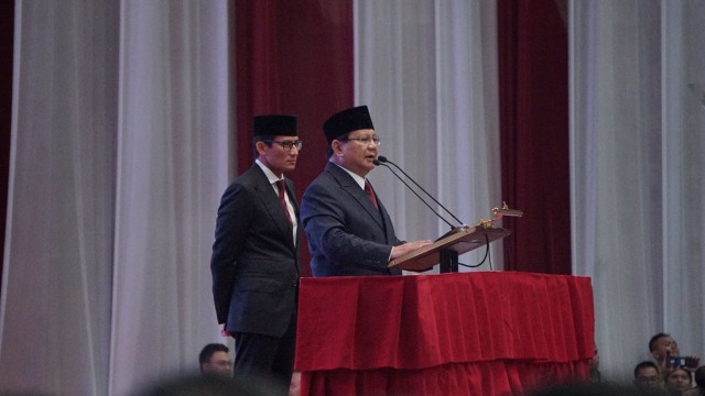 Prabowo Subianto (kanan) dan Sandiaga Uno (kiri) saat berada di JCC dalam acara pidato kebangsaan Prabowo, Senayan, Jakarta, pada Senin (14/1). (Foto: Jamal Ramadhan/kumparan)