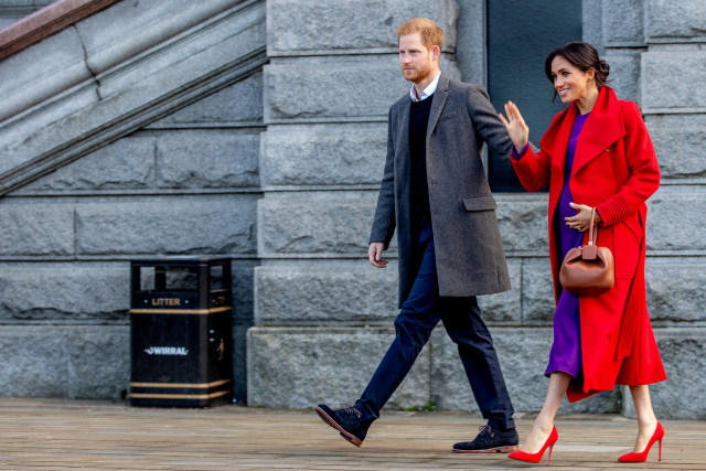 Pangeran Harry dan Meghan Markle saat mengunjungi Birkenhead, Inggris. (Foto:  REUTERS/Carl Recine)