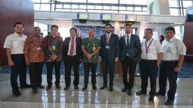 Perwakilan dari Emirates Airline dan PT. JAS Bersama awak Emirates (Foto: Emirates Airline)