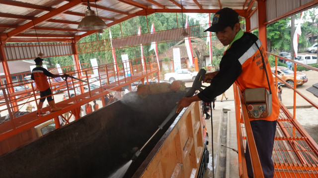 Petugas mencuci truk sampah di Bantar Gebang. (Foto: Iqbal Firdaus/kumparan)