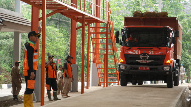 Petugas mencuci truk sampah di Bantar Gebang. (Foto: Iqbal Firdaus/kumparan)