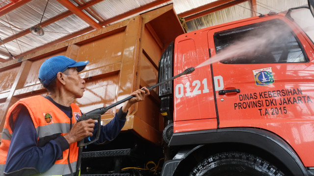 Petugas mencuci truk sampah di Bantar Gebang. (Foto: Iqbal Firdaus/kumparan)