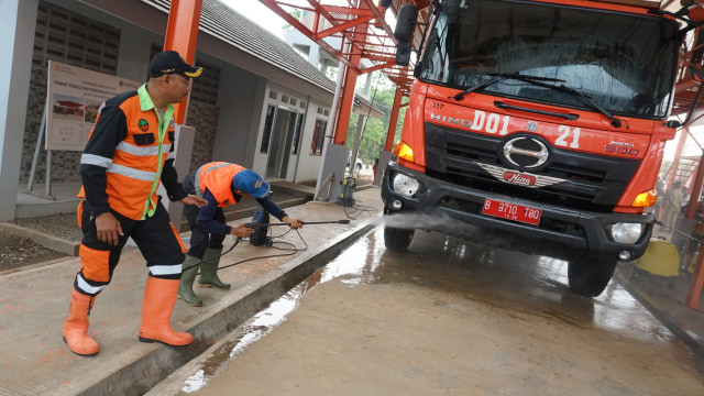 Petugas mencuci truk sampah di Bantar Gebang. (Foto: Iqbal Firdaus/kumparan)