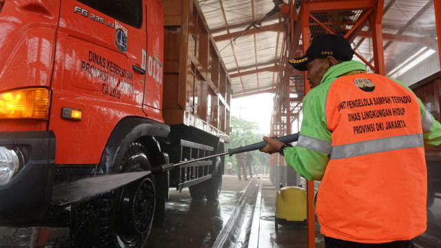Petugas mencuci truk sampah di Bantar Gebang. (Foto: Iqbal Firdaus/kumparan)