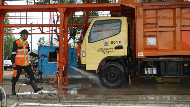 Petugas mencuci truk sampah di Bantar Gebang. (Foto: Iqbal Firdaus/kumparan)