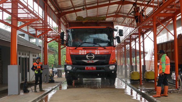 Pencucian truk sampah di Bantar Gebang. (Foto: Iqbal Firdaus/kumparan)