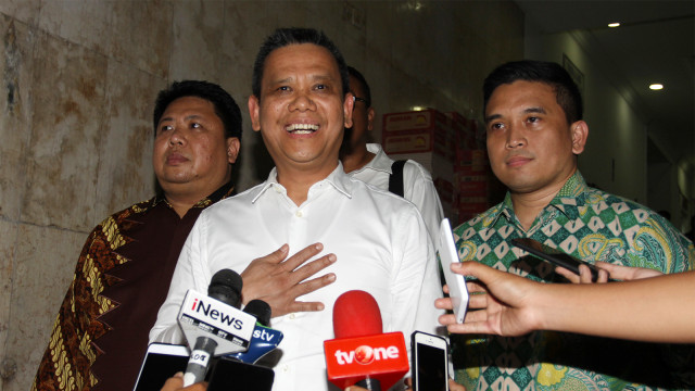 Bendahara Persatuan Sepakbola Seluruh Indonesia (PSSI) Berlinton Siahaan (tengah) seusai menjalani pemeriksaan di Polda Metro Jaya. Foto: ANTARA FOTO/Reno Esnir