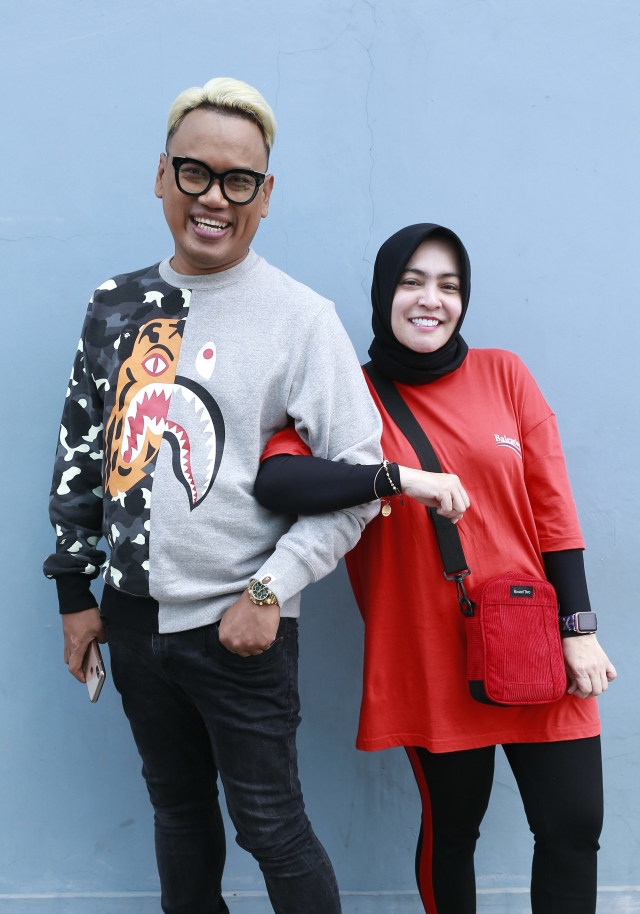 Presenter Uya Kuya (kiri) dan Istrinya Astrid Margaretha (kanan) saat ditemui wartawan seusai mengisi acara di kawasan Tendean, Jakarta, Selasa (15/01).  Foto: Ronny/kumparan