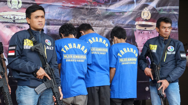 Sejumlah tersangka kasus narkoba di salah satu sekolah di Jakarta Barat, Selasa (15/1). (Foto: Iqbal Firdaus/kumparan )