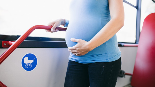 Ibu hamil di dalam transportasi umum. (Foto: Shutterstock)
