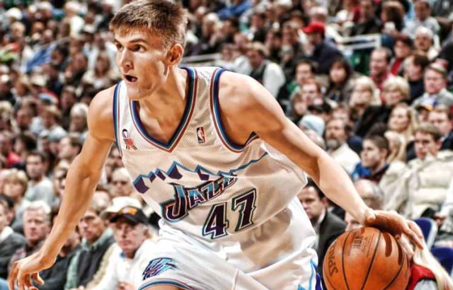 Aksi dribel bola Andrei Kirilenko saat berkostum Utah Jazz (Foto: NBAE/Getty Images)
