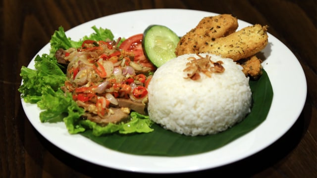 Menu makanan di Resto Panhead, Lidah sambal matah. (Foto: Aditia Noviansyah/kumparan)
