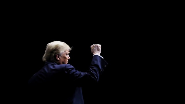 Presiden Amerika Serikat, Donald Trump, menunjukkan tinjunya usai berpidato di konvensi ke 100 Federasi Pertanian Nasional, di Amerika Serikat. (Foto: REUTERS/Carlos Barria)