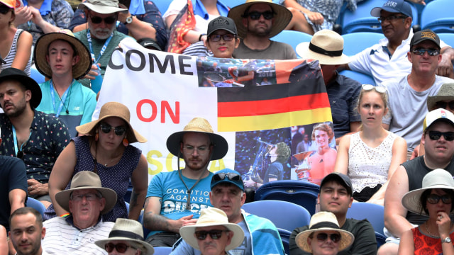 Suporter Alexander Zverev di laga melawan Aljaz Bedene. (Foto: REUTERS/Lucy Nicholson)