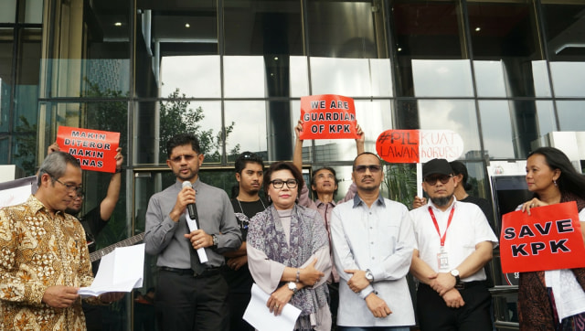 (Dari kiri ke kanan) Alexander Marwata, Laode M. Syarif, Basaria Panjaitan, Abraham Samad, Novel Baswedan  di Aksi '#SaveKPK' di depan Gedung KPK, Jakarta, Selasa (15/1/2019). (Foto: Nugroho Sejati/kumparan)