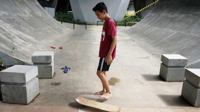Seorang anak bermain di Taman Skatepark di Kolong Tol Slipi, Jakarta Barat, Selasa (15/1). (Foto: Iqbal Firdaus/kumparan)