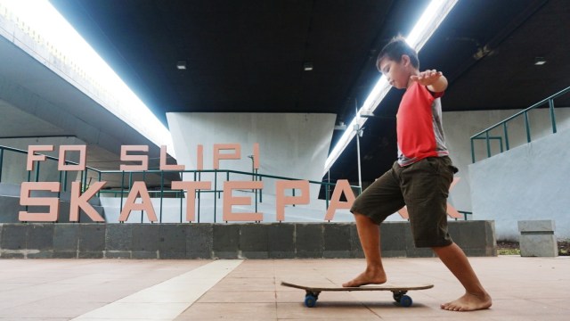 Seorang anak bermain di Taman Skatepark di Kolong Tol Slipi, Jakarta Barat, Selasa (15/1). (Foto: Iqbal Firdaus/kumparan)