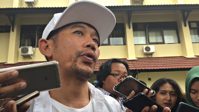 Musisi Marzuki Mohamad atau Kill the DJ melaporkan akun @CakKhum yang penyebar video berisi lagu Jogja Istimewa yang diubah liriknya. (Foto: Arfiansyah Panji Purnandaru/kumparan)