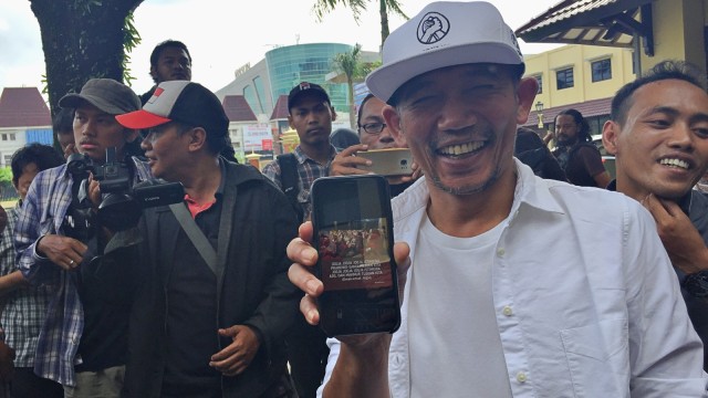 Musisi Marzuki Mohamad atau Kill the DJ melaporkan akun @CakKhum yang penyebar video berisi lagu Jogja Istimewa yang diubah liriknya. (Foto: Arfiansyah Panji Purnandaru/kumparan)