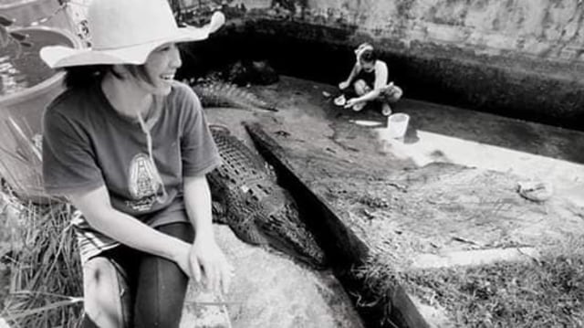 Deasy Tuwo di kolam buaya CV Yosiki tempat ia bekerja (Foto: Kenly/Facebook)