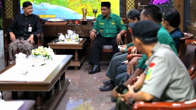 Gubernur Jawa Tengah, Ganjar Pranowo saat menerima kunjungan DPW PBB Jateng, Selasa (15/1). (Foto: Afiati Tsalitsati/kumparan)