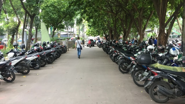 Lokasi parkir di Taman Menteng, Jakarta Pusat. (Foto: Raga Imam/kumparan)